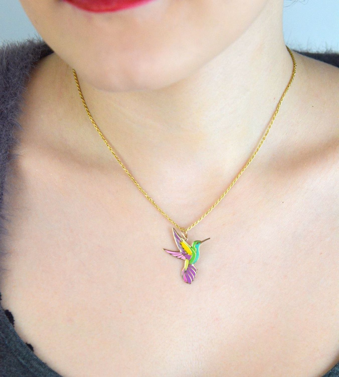 Subtelna zawieszka złota Koliber próby 585 z kolorową emalią. Wymiary 2,6×2,0 cm, waga 0,53 g. Idealna jako prezent lub element codziennej biżuterii.1.jpg